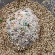 Roll the riceball in sesame and flax flour