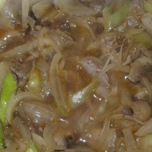 Filed and oyster mushrooms, onion, leeks stew